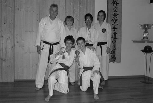 Die erfolgreiche Delegation von Shukokai Karate Uri: (hinten, von links) Nick Bau­mann, Vitaly Ducrey, Adundet Sriwan und Myriam Walker; (vorne, von links) Ya­nis Deplazes und Roger lneichen